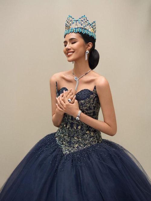 Opal Suchata, đương kim Miss World vừa được xướng tên là Hoa hậu đẹp nhất thế giới 2025 của chuyên trang Miss Global Beauties.