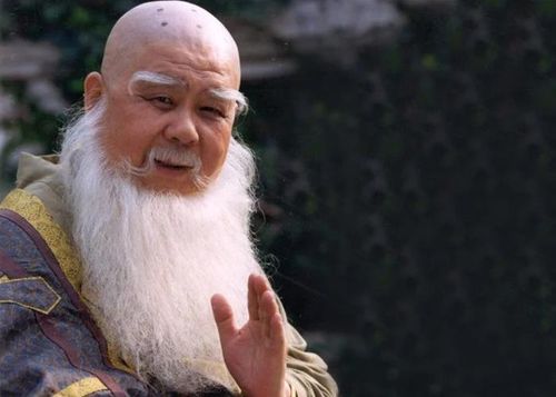Là phương trượng chùa Thiếu Lâm, Phương Chứng Đại Sư đại diện cho đỉnh cao của võ học chính đạo. Ông nổi danh với Dịch Cân Kinh và Kim Cương Thiền Sư Chưởng, đồng thời sở hữu nội lực được đánh giá thuộc hàng thâm hậu nhất thiên hạ. Trong cuộc đối đầu với Nhậm Ngã Hành tại Thiếu Lâm Tự, Phương Chứng đã thể hiện ưu thế rõ rệt nhờ nền tảng nội công vững chắc, đủ sức khắc chế phần nào Hấp Tinh Đại Pháp. Không chỉ có võ công cao cường, ông còn được kính trọng bởi đức độ, sự điềm tĩnh và tư tưởng lấy hòa giải làm trọng, trở thành một trong những nhân vật có uy tín lớn nhất trong toàn bộ tác phẩm.