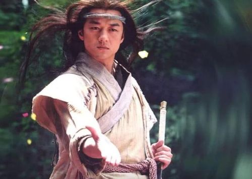 Là nhân vật trung tâm của Tiếu Ngạo Giang Hồ, Lệnh Hồ Xung cũng là người có hành trình trưởng thành về võ công rõ nét nhất. Ban đầu chỉ là một đệ tử Hoa Sơn, chàng từng bước lĩnh hội Độc Cô Cửu Kiếm, tiếp xúc với Hấp Tinh Đại Pháp và sau đó hóa giải tình trạng nội lực xung đột nhờ Dịch Cân Kinh. Đến giai đoạn cuối truyện, Lệnh Hồ Xung đã bước vào hàng ngũ những đại cao thủ của giang hồ với kiếm pháp biến hóa, linh hoạt và khả năng ứng biến xuất sắc. Dù vẫn thường được đánh giá chưa vượt qua Đông Phương Bất Bại về màn thể hiện thực chiến, Lệnh Hồ Xung là đại diện tiêu biểu cho thế hệ cao thủ mới, đồng thời là nhân vật hội tụ nhiều tinh hoa võ học bậc nhất trong thế giới kiếm hiệp của Kim Dung.