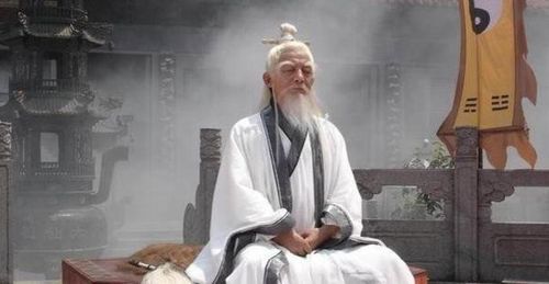 Xung Hư Đạo Trưởng, chưởng môn phái Võ Đang, là một đại cao thủ thường được đặt ngang hàng với Phương Chứng Đại Sư về thực lực. Ông tinh thông Thái Cực Kiếm Pháp, bộ kiếm pháp nổi tiếng với nguyên lý lấy nhu thắng cương, phòng thủ kín kẽ nhưng vẫn có thể phản công hiệu quả. Trong truyện, Xung Hư không chỉ nhiều lần thể hiện nhãn quan hơn người mà còn đánh giá rất cao tài năng của Lệnh Hồ Xung, sẵn sàng chỉ điểm kiếm thuật cho chàng. Kiếm pháp tinh diệu, phong thái ung dung cùng kinh nghiệm dày dạn giúp ông trở thành một trong những biểu tượng lớn của võ học chính đạo trong Tiếu Ngạo Giang Hồ.