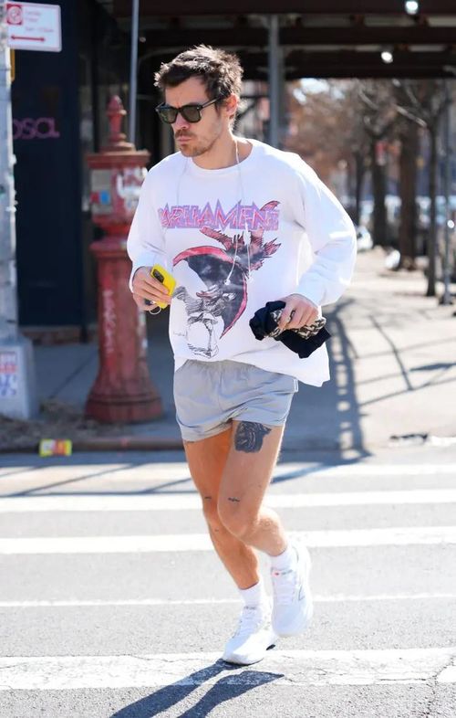 Không ít người đặt câu hỏi liệu Harry Styles có đang làm việc quá sức.