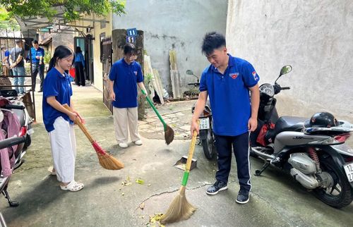 Đoàn viên, thanh niên dọn dẹt vệ sinh nhà cửa các gia đình có công, chính sách trên địa bàn tỉnh Lạng Sơn.