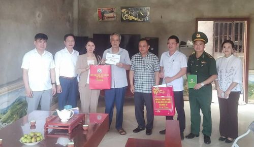 Đại diện lãnh đạo Biên phòng tỉnh Lạng Sơn tham gia đoàn công tác của tỉnh thăm, tặng quà gia đình có công ở các xã thuộc huyện Lộc Bình cũ.
