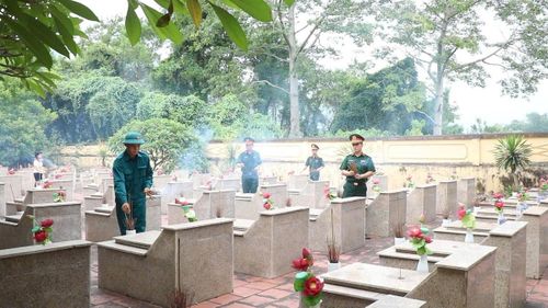 Cán bộ, chiễn sĩ Bộ CHQS tỉnh và Dân quân trên địa bàn thắp nhang tưởng niệm các Anh hùng liệt sĩ.