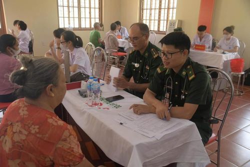 Các y, bác sĩ Bệnh viện đa khoa và Quân y Đồn Biên phòng Bảo Lâm thăm khám bệnh, phát thuốc miễn phí cho người dân vùng biên giới.