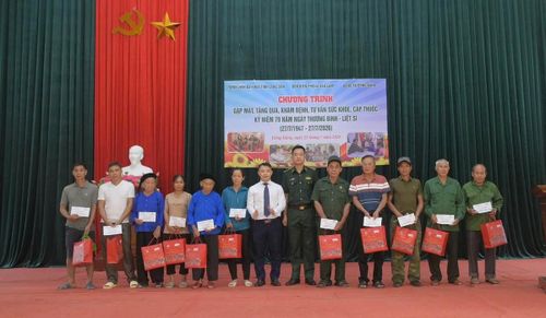 Tặng quà cho các hộ dân nghèo, gia đình có công ở tỉnh Lạng Sơn.