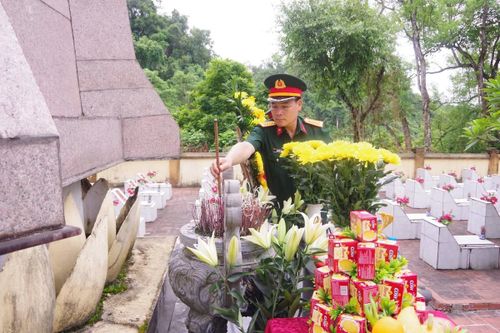 Đại tá Mai Xuân Phong, Chỉ huy trưởng Bộ Chỉ huy Quân sự tỉnh Lạng Sơn, thắp nhang tưởng nhớ các Anh hùng liệt sĩ.