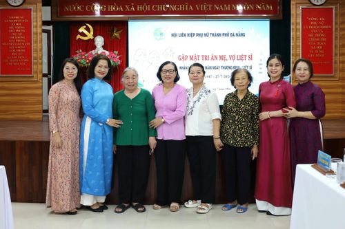Anh hùng LLVTND Hồ Thị Kim Thanh (áo xanh lá) chụp ảnh lưu niệm cùng các Mẹ Việt Nam Anh hùng, vợ liệt sĩ và cán bộ Hội LHPN TP Đà Nẵng tại chương trình gặp mặt tri ân.