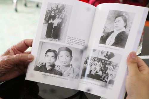 Cuốn hồi ký "Sống trong lòng dân" ghi lại hành trình chiến đấu, cống hiến và những ký ức không thể nào quên của Anh hùng LLVTND Hồ Thị Kim Thanh.
