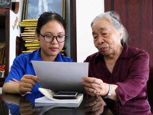 Ở tuổi 85, bà Hồ Thị Kim Thanh vẫn say sưa kể chuyện về chiến tranh, truyền lửa yêu nước và lòng biết ơn cho thế hệ trẻ.