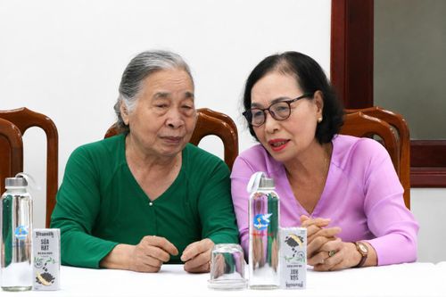 Những câu chuyện về phong trào "Đỡ đầu Mẹ liệt sĩ" và nghĩa tình của phụ nữ Quảng Nam năm xưa và chiến đấu một thời khói lửa được bà Hồ Thị Kim Thanh (bên trái) ôn lại cùng người chiến sĩ, cán bộ hội năm nào.
