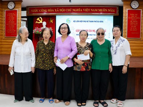 Từ những cô gái tuổi mười tám đôi mươi bước ra từ hầm công sự năm nào, 2 nữ thương binh Lê Thị Tám (thứ 3 từ trái qua) và Phan Thị Mười (thứ 2 từ trái qua) vẫn gắn bó với công tác phụ nữ và các hoạt động tri ân người có công.