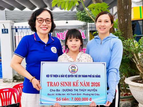 Sau khi nghỉ hưu, bà Lê Thị Tám, Ủy viên Ban Chấp hành Trung ương Hội Bảo vệ quyền trẻ em Việt Nam, Chủ tịch Hội Từ thiện và Bảo vệ quyền trẻ em thành phố Đà Nẵng, vẫn miệt mài kết nối nguồn lực để chăm lo trẻ em và phụ nữ có hoàn cảnh khó khăn.