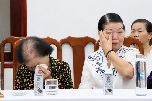 Mỗi lần nhắc đến những đồng đội hy sinh trong trận càn năm ấy, bà Phan Thị Mười (bên trái) vẫn đau đáu về 6 người đến nay chưa tìm được phần mộ.
