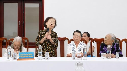 Ký ức về chiến trường Quảng Đà và những đồng đội đã ngã xuống vẫn khiến bà Phan Thị Mười (đứng) nhiều lần nghẹn lời.