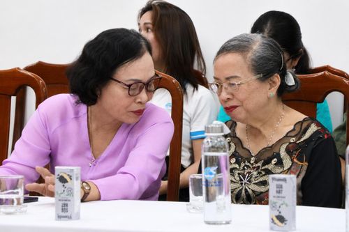 Sau hơn nửa thế kỷ hòa bình, bà Lê Thị Tám (bên trái) vẫn tìm thấy sự đồng cảm khi ôn lại những năm tháng chiến đấu cùng những người đồng đội năm xưa.