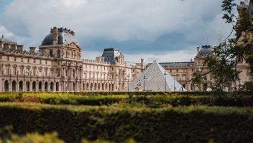 Bảo tàng Louvre, tọa lạc bên bờ sông Seine ở trung tâm Paris, là một trong những bảo tàng nghệ thuật và lịch sử nổi tiếng nhất thế giới