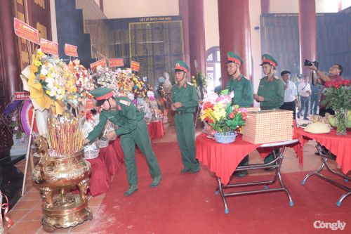 Các chiến sĩ trẻ dâng hương tại Long Khốt.