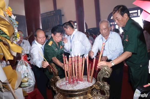 Thắp hương tri ân các Anh hùng liệt sĩ.