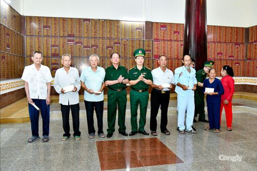 Tặng quà cho các Thương binh thuộc đội phòng thủ Tỉnh ủy Sóc Trăng (cũ).