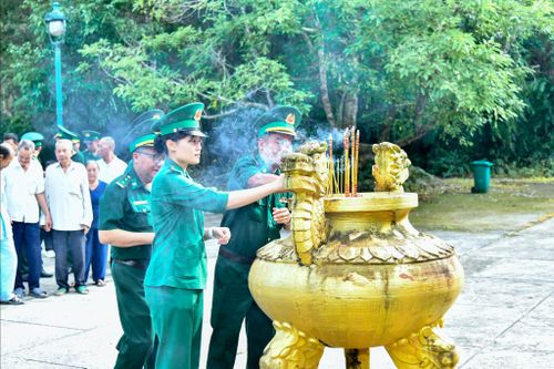 Các đại biểu dâng hương tưởng niệm các anh hùng liệt sĩ.