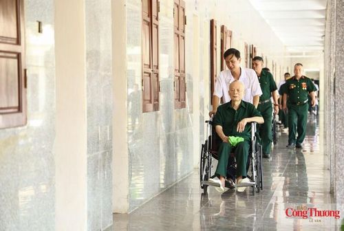 Điều dưỡng Bùi Xuân Thiệp đưa các thương, bệnh binh đến hội trường dự chương trình thăm hỏi, tặng quà nhân dịp 27/7. 