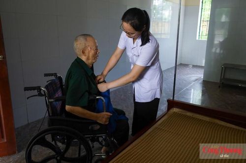 Điều dưỡng Nguyễn Thị Thu Huyền hỗ trợ sinh hoạt cho thương, bệnh binh Trần Thanh Nhị tại Trung tâm Điều dưỡng Thương binh Kim Bảng. 
