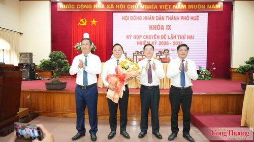 Lãnh đạo Thành ủy Huế chúc mừng tân Chủ tịch UBND thành phố Huế Lê Trí Thanh.