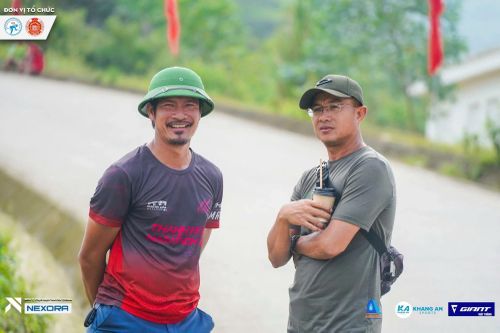 Sau 5 năm gắn bó, HLV Nguyễn Duy Chiến (trái) đã cùng đội Xe đạp Thanh Hóa làm nên những kì tích lịch sử. Ảnh: VCF