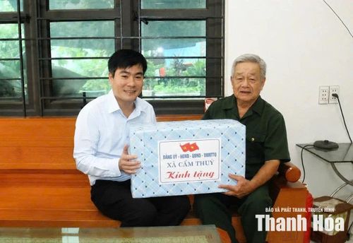 Lãnh đạo Đảng ủy xã Cẩm Thủy tặng quà cho người có công với cách mạng.