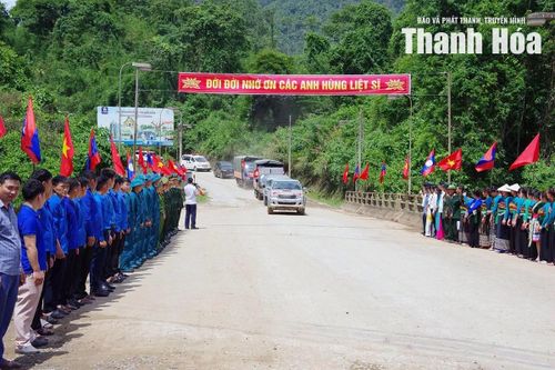 Đoàn xe chở hài cốt các anh hùng liệt sĩ từ nước bạn Lào về nước trong sự đón chào trang nghiêm của cán bộ, chiến sĩ và Nhân dân. Hành trình tri ân những người con của Tổ quốc trở về trong vòng tay đồng bào.