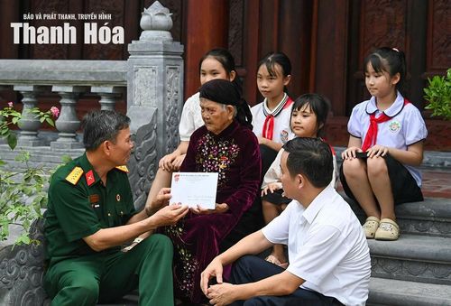 Đại tá Hoàng Văn Hanh, Chủ tịch Hội Hỗ trợ gia đình Liệt sĩ tỉnh Thanh Hóa thăm, tặng quà Mẹ Việt Nam anh hùng Phạm Thị Mùi nhân dịp kỷ niệm Ngày Thương binh - Liệt sĩ 27/7. Hành trình tri ân không khép lại trong tháng bảy mà tiếp tục được nối dài bằng những việc làm thiết thực, nghĩa tình đối với người có công với cách mạng.