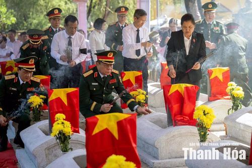 Lãnh đạo Tổng cục Chính trị Quân đội nhân dân Việt Nam và tỉnh Thanh Hóa, cùng thân nhân liệt sĩ và các tầng lớp Nhân dân dâng hương tưởng niệm tại Nghĩa trang Liệt sĩ quốc tế Đồng Tâm, bày tỏ lòng biết ơn sâu sắc đối với những người đã hiến dâng trọn tuổi xuân cho độc lập dân tộc.