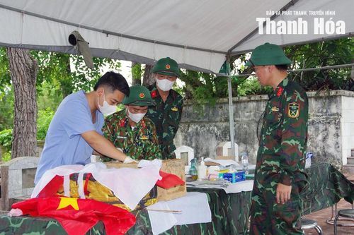 Cán bộ, nhân viên Đội quy tập Bộ CHQS Thanh Hóa và lực lượng quy tập phối hợp giám định, hoàn thiện hồ sơ, lấy mẫu ADN để xác định thông tin liệt sĩ. Đây là công đoạn thầm lặng nhưng đặc biệt quan trọng trên hành trình trả lại tên cho những người đã hy sinh.
