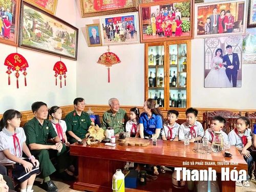 Đoàn viên, thanh niên, thiếu nhi xã Cẩm Thủy hào hứng lắng nghe cựu chiến binh Nguyễn Đình Giai - thôn Hòa Bình, xã Cẩm Thủy kể lại những câu chuyện thời hoa lửa.