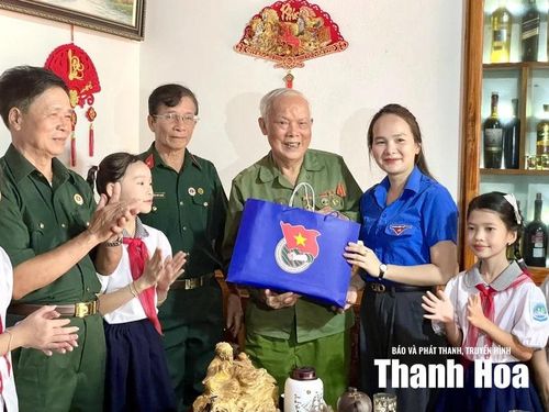 Đoàn viên, thanh niên, thiếu nhi xã Cẩm Thủy thăm, tặng qua gia đình cựu chiến binh Nguyễn Đình Giai - thôn Hòa Bình, xã Cẩm Thủy.