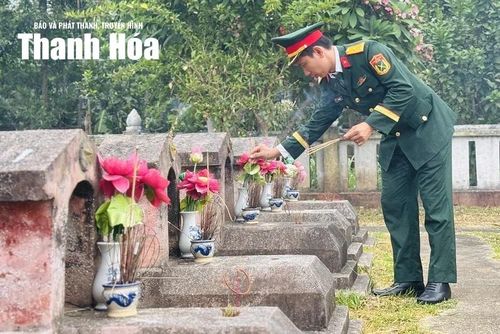 Người lính hôm nay nghiêng mình thắp nén hương trên mộ các anh hùng liệt sĩ.