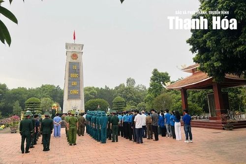 Những ngày tháng bảy, các nghĩa trang liệt sĩ trên khắp cả nước đón nhiều đoàn đến dâng hương, dâng hoa.