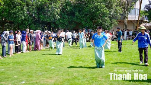 Nhiều em nhỏ háo hức nhập cuộc, mang đến những khoảnh khắc hồn nhiên, trong trẻo giữa ngày hội.