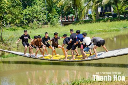 Cũng có những thí sinh bình tĩnh giữ nhịp, từng bước vượt qua cây cầu trong những tràng pháo tay cổ vũ không ngớt. Những cú ngã bất ngờ, những nụ cười sảng khoái và cả những tràng pháo tay chiến thắng đã tạo nên một bầu không khí lễ hội đầy hứng khởi.