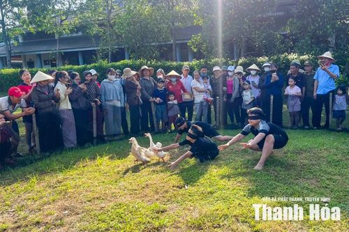 Tiếng cười càng rộn rã hơn tại phần thi bịt mắt bắt vịt. Trong tiếng hò reo chỉ dẫn từ khán giả, những người chơi loay hoay đuổi theo những chú vịt chạy khắp sân. Có lúc chỉ còn cách vài bước chân, nhưng chú vịt bất ngờ đổi hướng khiến người chơi chụp hụt trong sự thích thú của người xem.