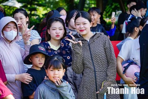 Dọc các tuyến đường dẫn vào khu vực lễ hội, dòng người vẫn không ngừng nối dài. Nhiều gia đình đưa con nhỏ đến trải nghiệm, các bạn trẻ tranh thủ ghi lại những khoảnh khắc đáng nhớ, còn du khách từ nhiều địa phương thích thú khám phá một không gian văn hóa đậm chất làng quê Bắc Trung Bộ.