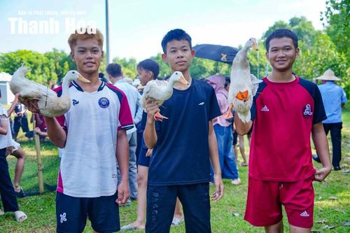 Không khí náo nhiệt ấy kéo dài suốt nhiều lượt thi, trở thành một trong những điểm nhấn vui nhộn của lễ hội.