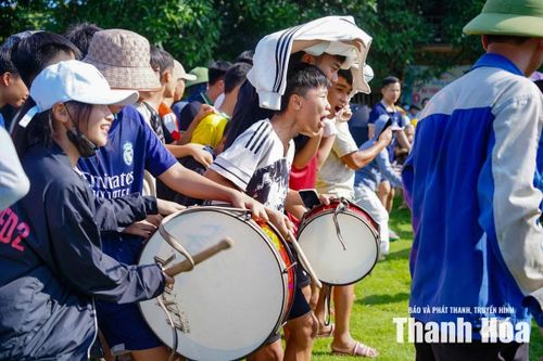 Tiếng hô nhịp nhàng hòa cùng tiếng trống thúc giục khiến không khí như nóng lên theo từng bước chân ghì xuống mặt đất. Mỗi lần sợi dây dịch chuyển là một lần hàng trăm khán giả hai bên lại đồng loạt vỡ òa trong tiếng cổ vũ.