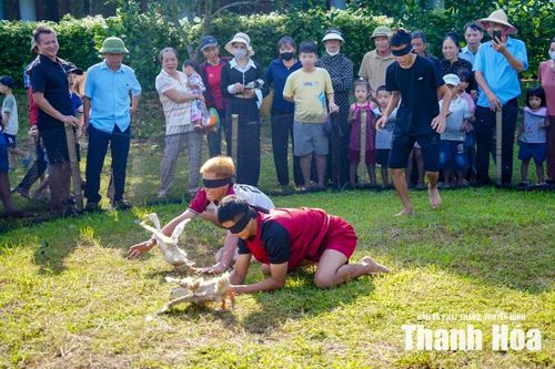 Nếu đêm khai hội là không gian của ánh sáng, âm nhạc và những chương trình nghệ thuật đặc sắc thì ngày cuối lễ hội lại đưa du khách trở về với nhịp sống mộc mạc của làng quê. Trên những bãi cỏ ven hồ, dưới bóng cây xanh hay bên mặt nước trong veo, người dân và du khách cùng tham gia, cùng cổ vũ, cùng sẻ chia niềm vui qua những trò chơi dân gian đã gắn bó với nhiều thế hệ.