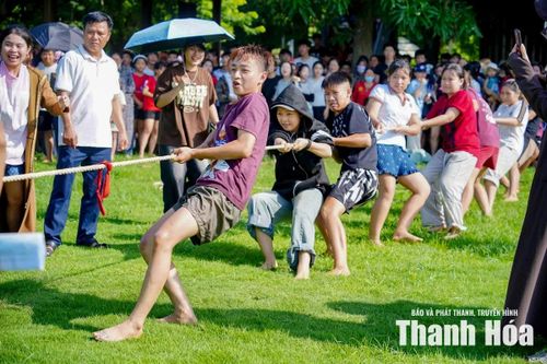 Ngay từ sáng sớm, khu vực trung tâm lễ hội đã trở nên sôi động với hội thi kéo co. Hai đội thi ghì chặt sợi dây, dồn sức trong từng nhịp kéo.