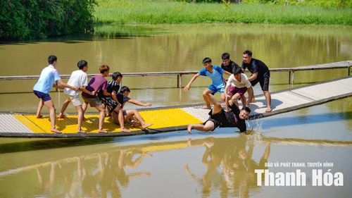 Không kém phần hấp dẫn là phần thi cầu lắc. Trên cây cầu nhỏ qua mặt nước, mỗi bước chân đều khiến chiếc cầu rung lên nhịp nhàng. Có người vừa đi được vài mét đã chao đảo rồi rơi tõm xuống hồ trong tiếng cười vang dội của khán giả.
