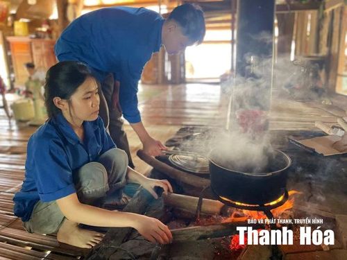 Đoàn viên thanh niên xã Tân Thành vào bếp nấu các món ăn để tổ chức bữa cơm tri ân tại gia đình thương binh Lang Văn Ẹt ở thôn Yên Mỹ.