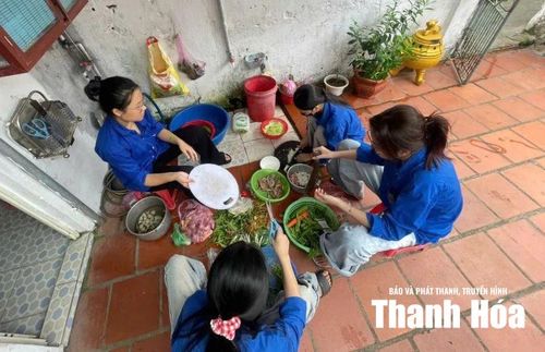 Tại xã Vạn Lộc, đoàn viên thanh niên có mặt từ sáng sớm để chuẩn bị bữa cơm nghĩa tình tại gia đình thương binh Tô Văn Tánh ở thôn Diêm Phố.