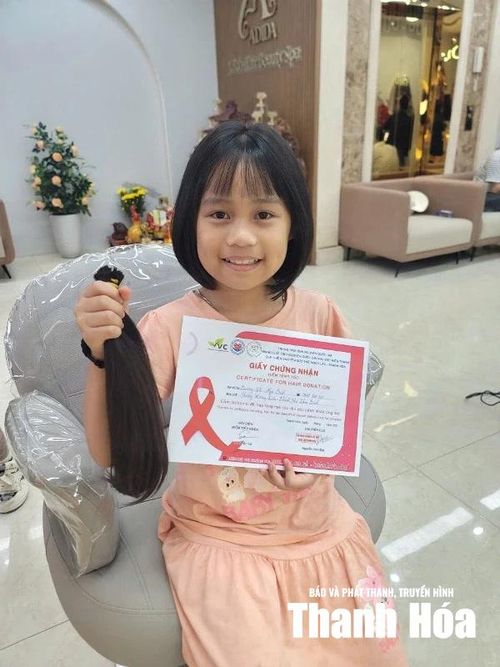 Trương Thị Ngọc Bích cười rạng rỡ sau khi hiến tóc.